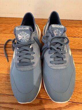 Reebok women’s Navy Blue Classic Sneakers